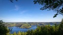 Panoramblick über einen See