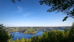 Panoramblick über einen See