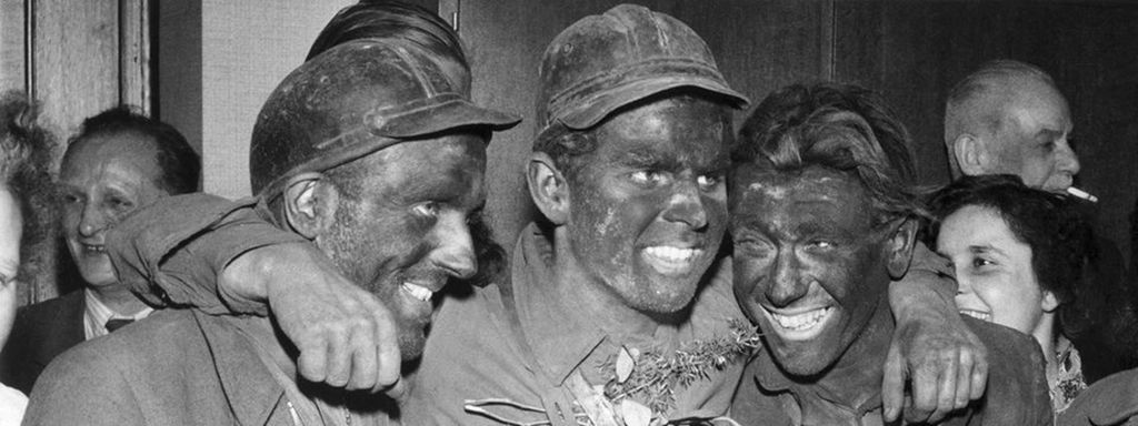 Gelsenkirchen 1955: Drei gerettete Bergleute der Zeche Dahlbusch