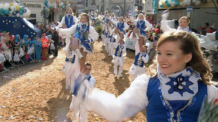 Eine Tanzgruppe beim Straßenkarneval