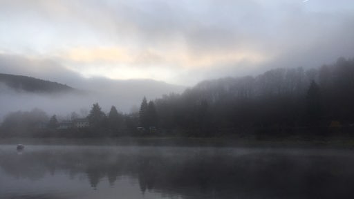Nebel über dem Rursee am Morgen