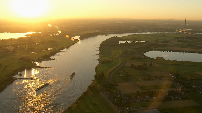 Der Rhein bei Wesel in Abendstimmung, aus der Luft aufgenommen