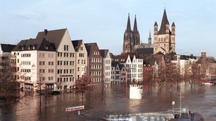 Blick auf die überflutete Kölner Altstadt und den Kölner Dom