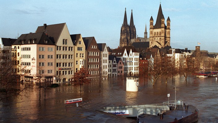 Blick auf die überflutete Kölner Altstadt und den Kölner Dom