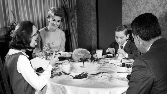 Foto aus den sechziger Jahren mit einer Familie beim Abendessen