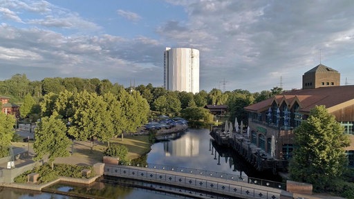 Blick auf den Gasometer in der Ferne