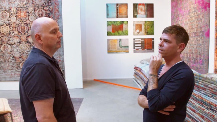 Frank Goosen steht mit dem Teppich-Designer Jan Kath in dessen Atelier