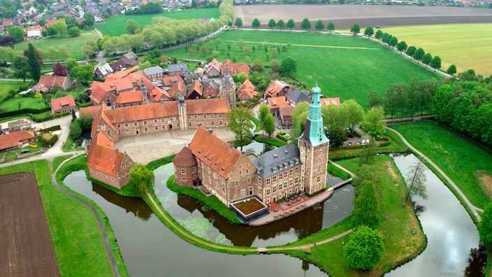 Überblick der prächtigen Gesamtanlage des Wasserschlosses Raesfeld