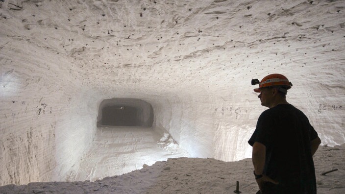 Blick in einen Stollen des Salzbergwerks Rheinberg-Borth, im Vordergrund steht ein Bergarbeiter