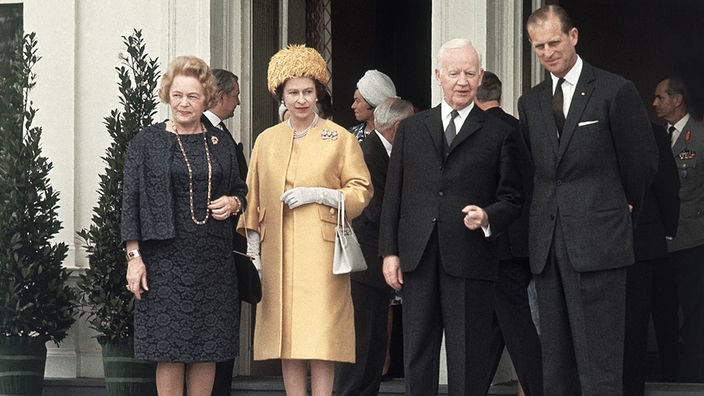 Queen Elizabeth II., ihr Mann Prinz Philip und das Ehepaar Lübke vor der Villa Hammerschmidt