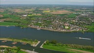 Blick aus der Luft auf den Rhein, der von grünen Ufern gesäumt ist