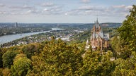 Blick auf Schloss Drachenburg und Bonn
