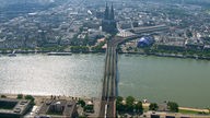 Die Hohenzollernbrücke in Köln aus der Luft
