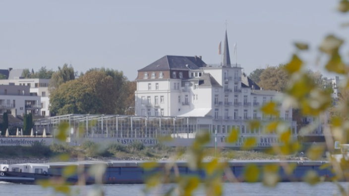Blick über den Rhein auf das weiße Rheinhotel
