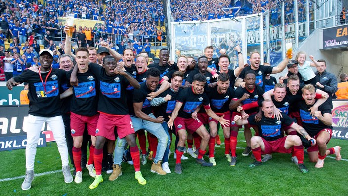 Spieler des SC Paderborn feiern den Aufstieg vor ihren Fans.
