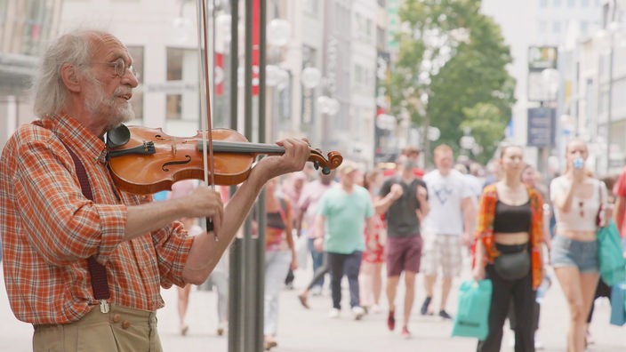 Klaus der Geiger musiziert in einer Einkaufsstraße