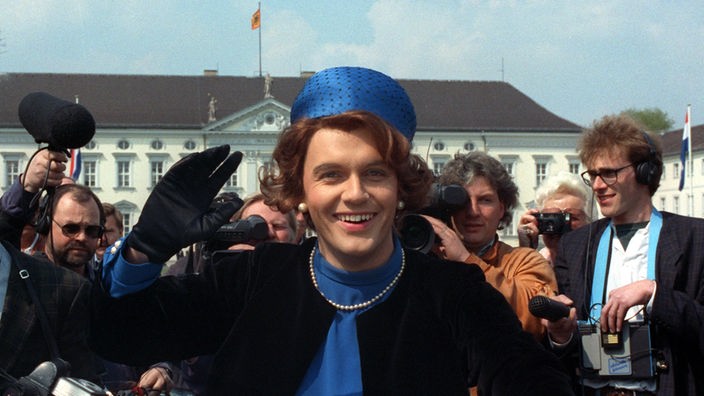 Verkleidet als Königin Beatrix der Niederlande posiert Hape Kerkeling am Schloss Bellevue