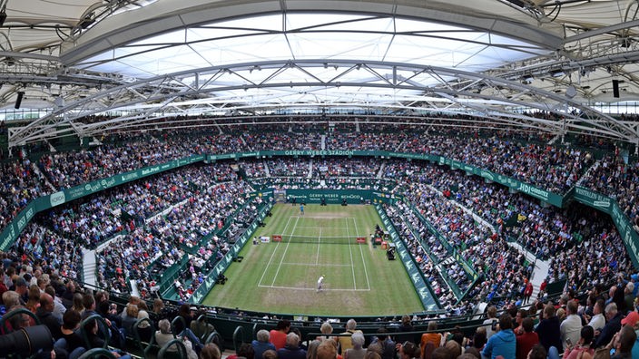 Blick von den oberen Rängen des vollen Stadions auf den Tennisplatz