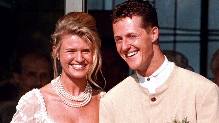 Michael Schumacher und Corinna Betsch lachen nach der standesamtlichen Trauung in die Kameras