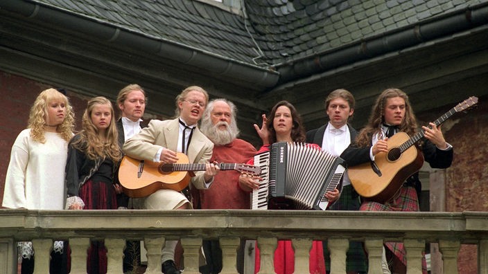Die Kelly Family musiziert auf dem Balkon von Schloss Gymnich.
