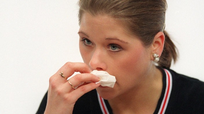 Eiskunstläuferin Tanja Szewczenko bei einer Pressekonferenz hält sich ein Taschentuch vor die Nase