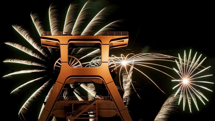 Ein Feuerwerk hinter der Schachtanlage Zollverein