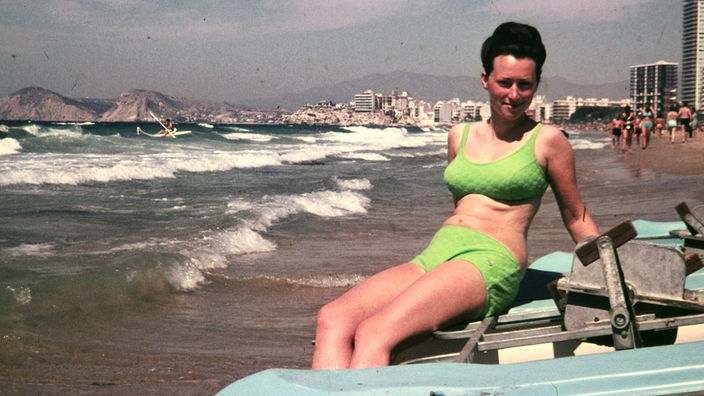 Eine Frau am Strand im Bikini