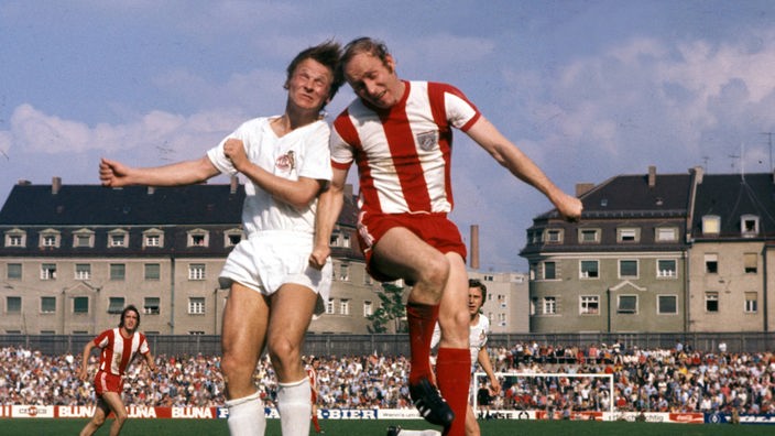 Karl-Heinz Thielen beim Kopfballduell mit einem Spieler des FC Bayern