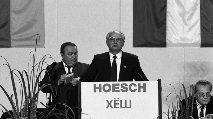 Michail Gorbatschow am Rednerpult mit Hoesch-Schriftzug