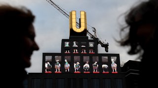 Das Dortmunder U mit den Bildern von Tauben, einer Kunstinstallation