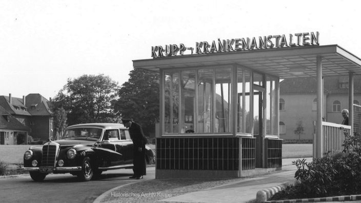 Archivbild aus den 1950er Jahren, ein Mercedes fährt am Pförtnerhaus des Krupp-Krankenhaus vorbei
