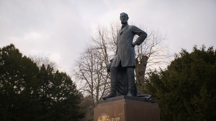 Blick auf die Alfred-Krupp-Statue in einem Parkgelände