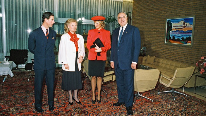 Die Kohls stehen mit Prinz Charles und Diana in einem Wohnraum des Kanzlerbunglows.