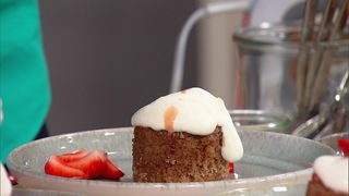 Salted-Caramel-Pudding mit Erdbeeren