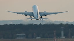  Eine Passagiermaschine startet vom Flughafen Frankfurt