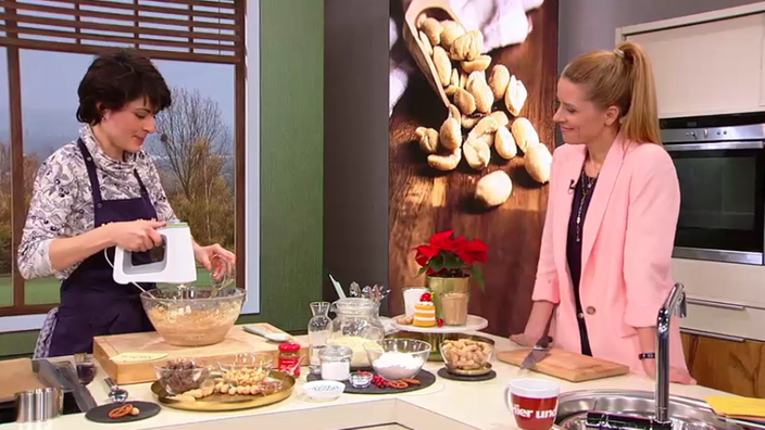 Miriam Lange und Theresa Knipschild machen Erdnuss-Cookies 