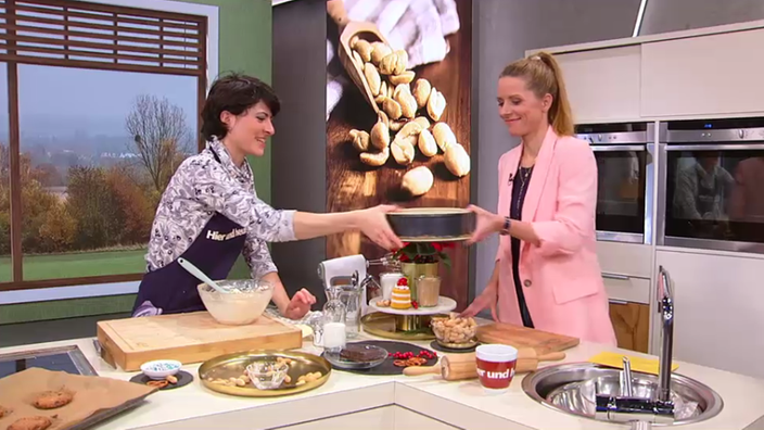 Theresa Knipschild und Miriam Lange backen Erdnusstarte mit Brezelboden
