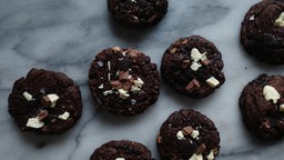 Schokoladen Cookies mit dreifach Schokolade auf Marmoruntergrund