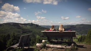 Zwei Frauen auf einer Bang auf einer Anhöhe des Rothaarsteigs im Sauerland