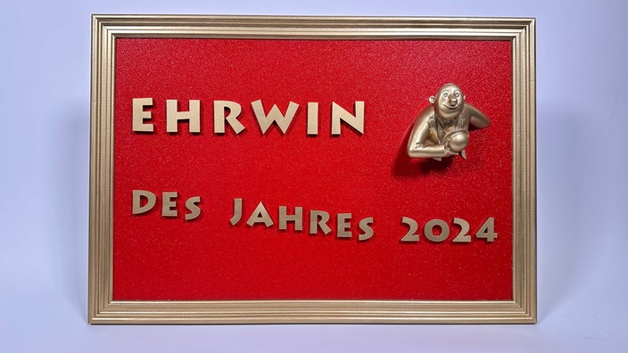 Eine Tafel mit der Schrift Ehrwin des Jahres 2024 und dem Konterfei des Ehrwin