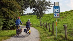 Zwei Personen fahren Fahrrad auf dem Emscher-Radweg