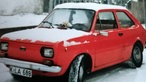 Rotes Auto im Schnee