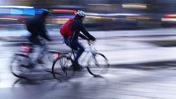 Fahrradfahrer in der Dämmerung