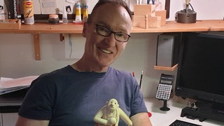 Figurenmacher Lutz Wunder und eine seiner Ehrwin-Figuren im Atelier