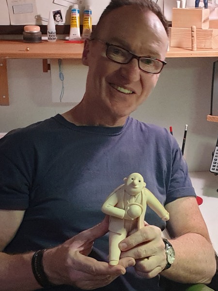 Figurenmacher Lutz Wunder und eine seiner Ehrwin-Figuren im Atelier