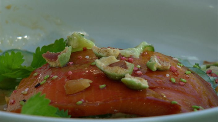 Lachsforelle auf Gurken-Wasabi-Salat 