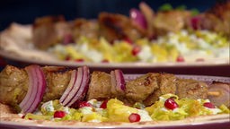 Fleischspieß mit Spitzkohlgemüse im Kebab-Style