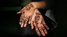 Mit Henna bemalte Hände