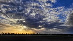 Spektakuläres Wolkengebilde auf dem Land.