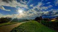 Strahlender Sonnenschein auf einem Feldweg in Hohenbudberg